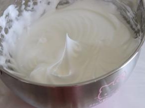 分三次加入细砂糖打发到拉起打蛋器呈现倒三角的状态。