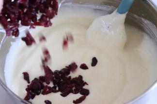 加入蔓越莓干翻拌均匀。