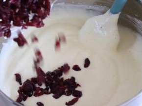 加入蔓越莓干翻拌均匀。