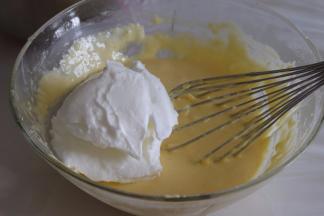 蛋白分和蛋黄糊翻拌均匀。