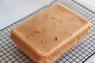 倒扣到晾网上，撕去油纸晾凉。