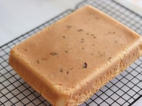 倒扣到晾网上，撕去油纸晾凉。