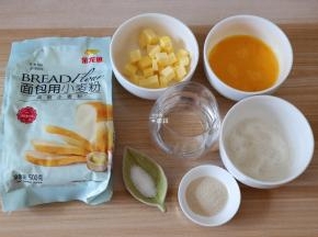 准备好面团的食材，面包粉我用的是金龙鱼烘焙粉中的高筋小麦粉，成品香软可口易拉丝；