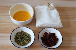 准备好表面装饰的食材；