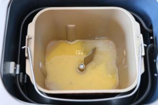 将水、全蛋液倒入面包桶中，盐、糖对角放；