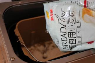 倒入面包粉；