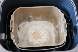 面包粉中间挖个洞，加入干酵母粉；