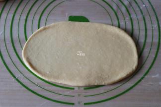 取一个面团擀成椭圆形；