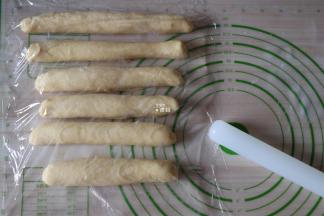 全部卷好后盖上保鲜膜继续松弛15分钟；