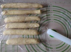 全部卷好后盖上保鲜膜继续松弛15分钟；