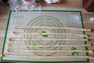 再一一搓成60厘米左右的长条；