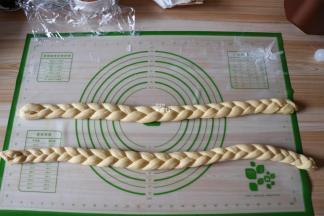 取三条编成一根辫子；