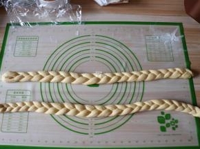 取三条编成一根辫子；