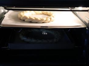 放进烤箱进行二次发酵；