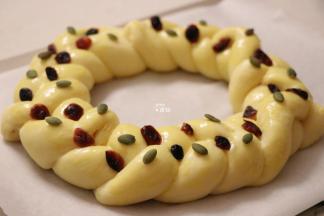 随意放上蔓越莓干和熟南瓜籽仁；