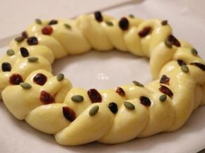 随意放上蔓越莓干和熟南瓜籽仁；