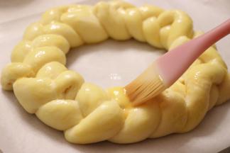 发酵到两倍大的时候取出，刷蛋液；