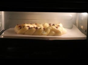 放入预热好的烤箱内中层160度20分钟；