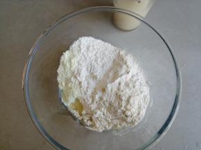 酵母和糖溶于温水中，面粉、奶粉和玉米油倒入和面盆中