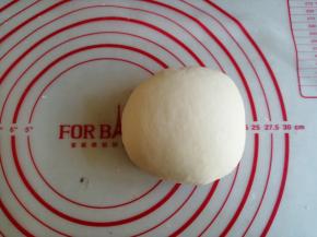 将酵母水倒入，揉成光滑的面团