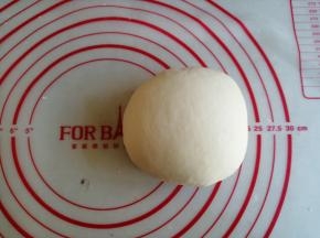 将酵母水倒入，揉成光滑的面团