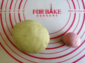 取270克白面团，加入菠菜粉，大概2克（你也可以用菠菜汁和面），揉成绿色面团。48克白面团加入红曲粉，揉成红色面团，剩余的白面团备用