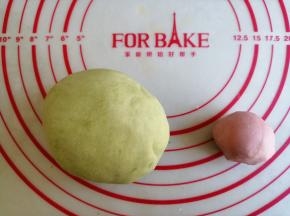 取270克白面团，加入菠菜粉，大概2克（你也可以用菠菜汁和面），揉成绿色面团。48克白面团加入红曲粉，揉成红色面团，剩余的白面团备用