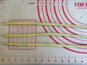 将每一份小的绿色面团搓成29CM的长度，每3条为一组