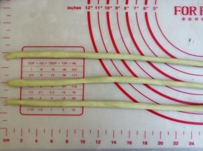 将每一份小的绿色面团搓成29CM的长度，每3条为一组