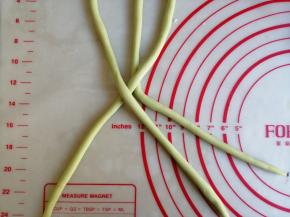 从中间开始交叉摆放，一直编到尾部，捏紧