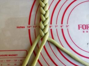 编完这段之后，将它反转，摆放在上面，继续编，结尾也是捏紧