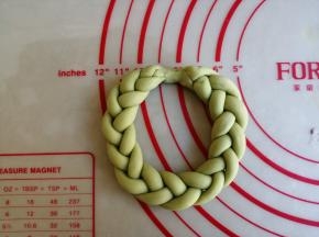 头尾相接，捏紧，放在裁好的油纸上