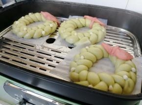 放在蒸屉上，蒸锅下面加温热水，醒发到馒头胚明显大一点才开始蒸。冷水上锅蒸，拔到高火力把水烧开后，转中火力蒸13-15分钟，时间到关火，继续焖3-5分钟才揭开锅盖