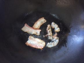 培根放不粘锅中煎一下