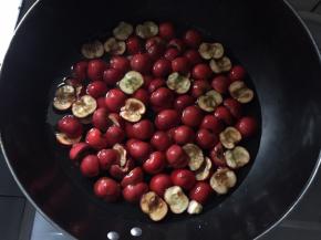 将山楂放入锅中，倒入适量清水，大火煮10分钟，将山楂煮软