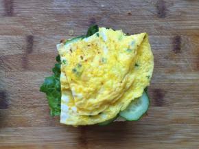 再放上一片吐司，放上黄瓜，鸡蛋，最后再盖上一片吐司，还可以加点沙拉酱或番茄酱在中间，看自己口味