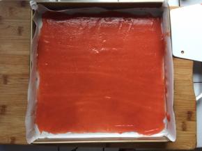 倒入烤盘，用刮刀抹匀，我做了三盘