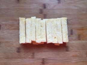 将吐司切成大小差不多的条状