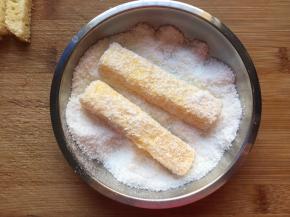 再放入椰蓉中裹一圈