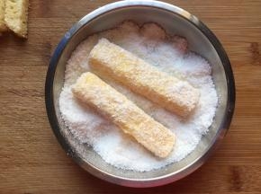 再放入椰蓉中裹一圈