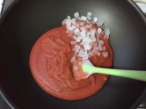 放入冰糖，用小火翻炒