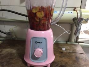 将煮软的山楂放入东菱榨汁机中，倒入煮山楂的水，水量不能超过山楂