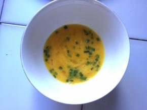 鸡蛋打散，放适量盐和香葱搅拌均匀