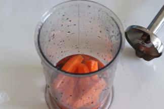 胡萝卜擦细丝后切成碎末。或者胡萝卜加90克水用搅拌机打成胡萝卜汁。