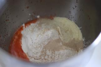 厨师机面缸中，放入液体，加入粉类，放入干酵母。预留的水分也暂时不放，黄油不放。