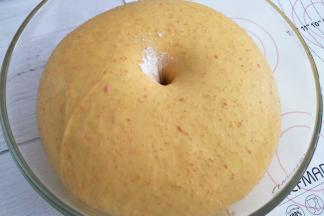 判断状态是，手指沾粉戳洞，不塌陷，也不会很快回缩即可。