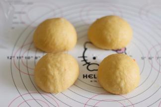 等分割成4个面团，滚圆后，覆盖保鲜袋静置10分钟。