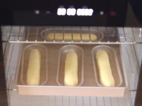 放入发酵箱或者是环境35度左右的环境中，发酵大约1.5倍大。