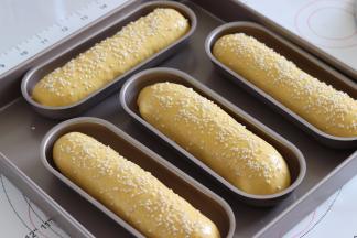 取出后刷一层薄薄的蛋液，并撒上白芝麻。