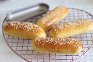 出炉后，稍晾一下，取出放到晾网上晾凉。。